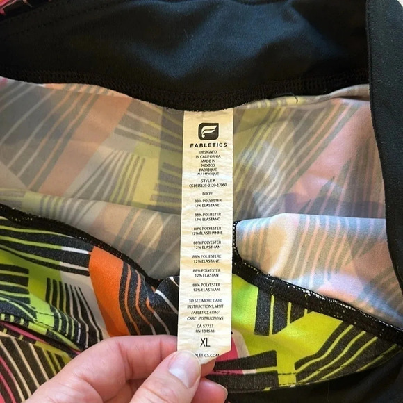 Fabletics XL crop leggings 21” inseam super cute - Picture 2 of 4